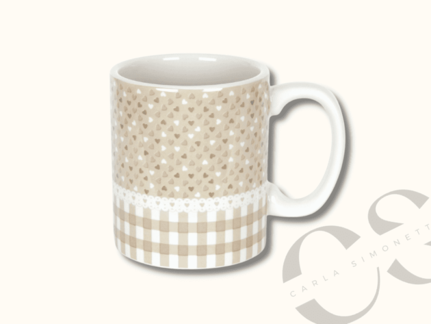 Mug in ceramica beige con cuoricini